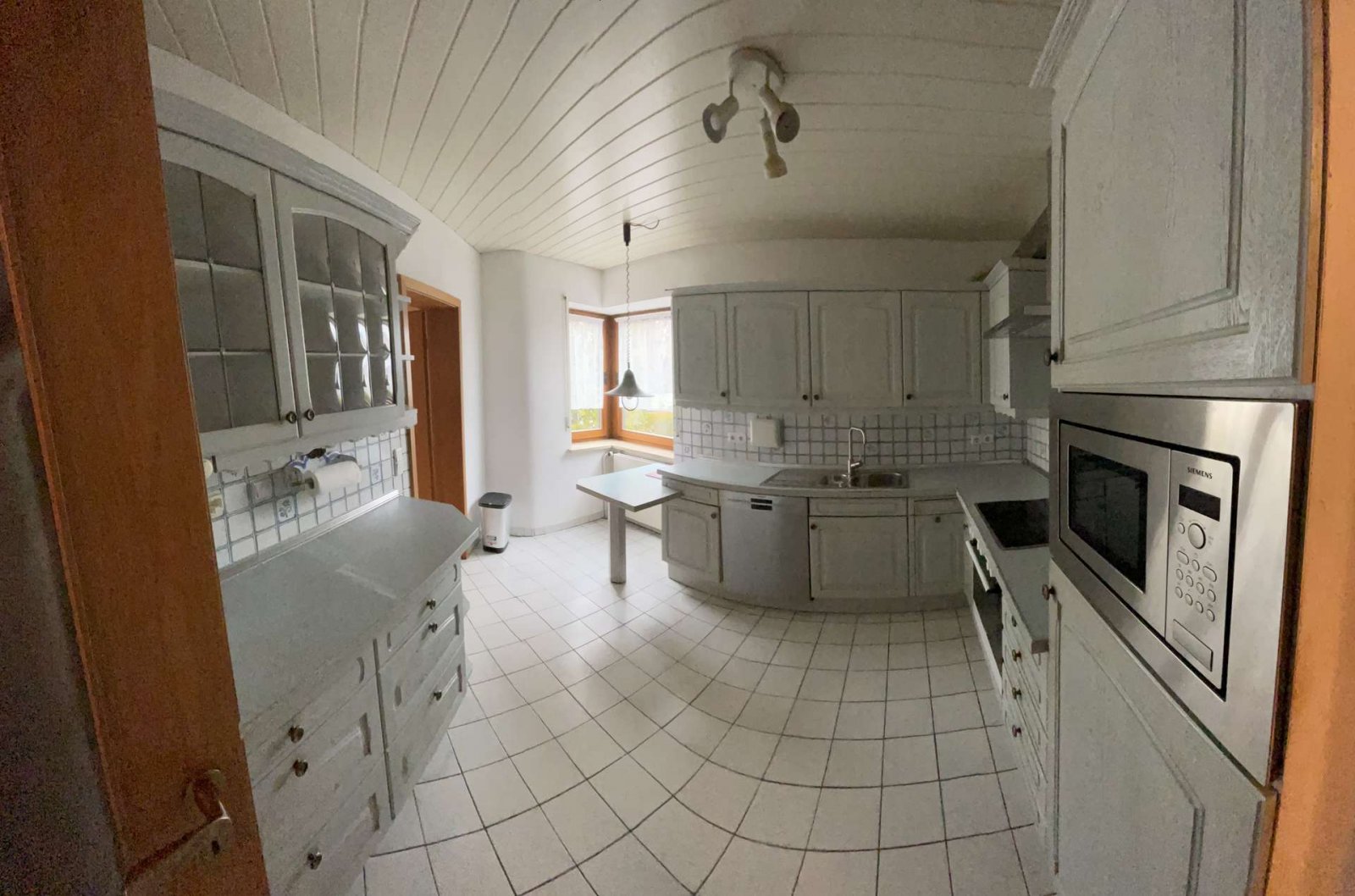 Große EG Wohnung mit eigenem Garten