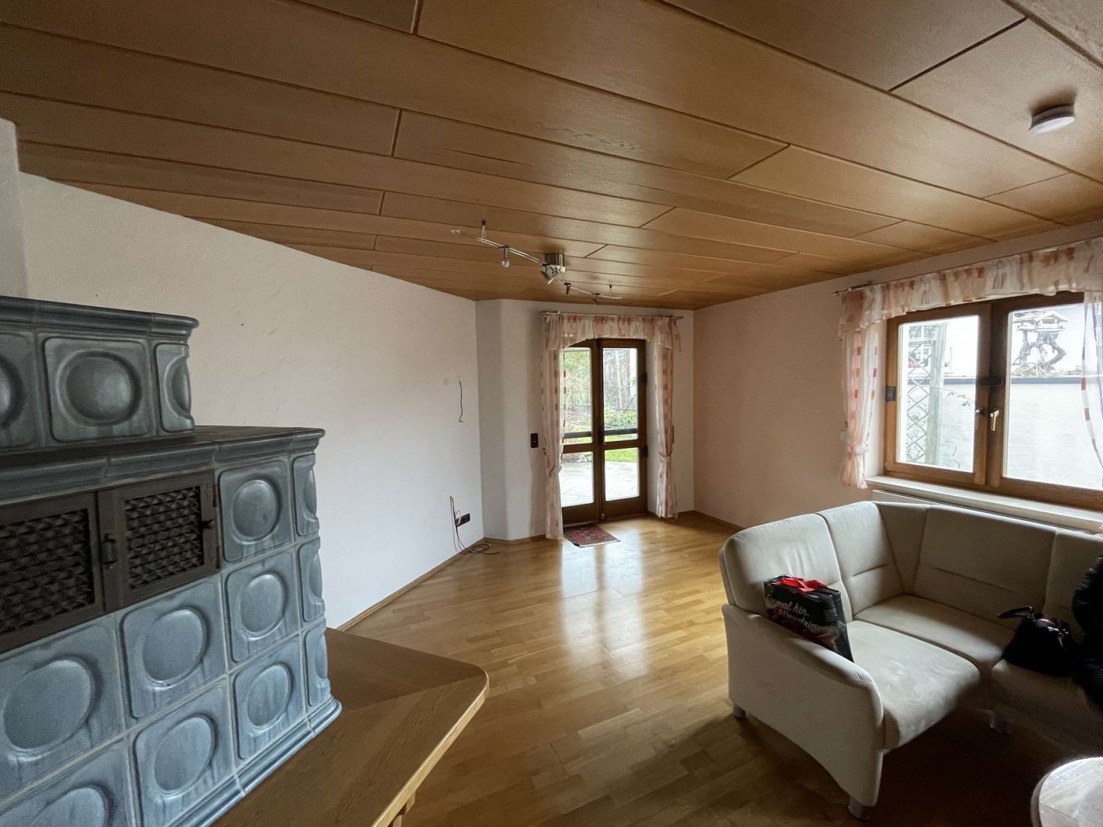 Große EG Wohnung mit eigenem Garten