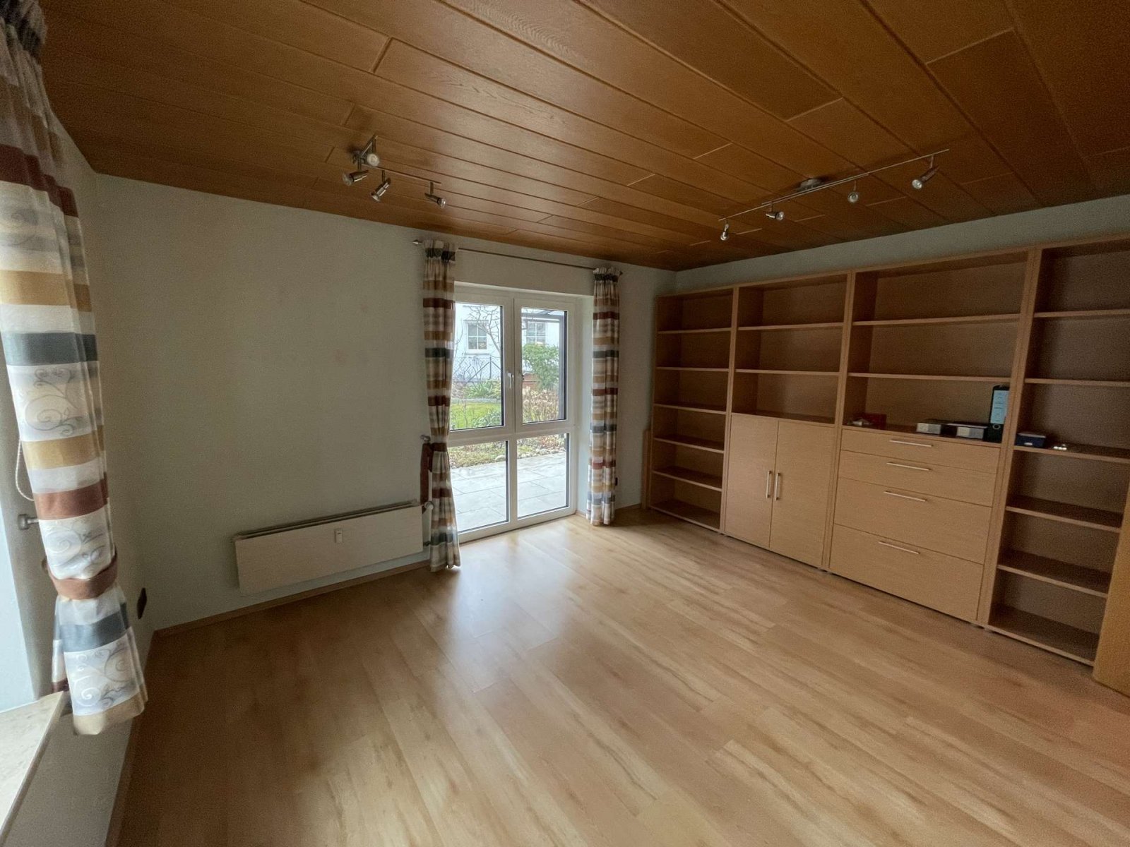E13 Kinderzimmer groß / Arbeitszimmer
