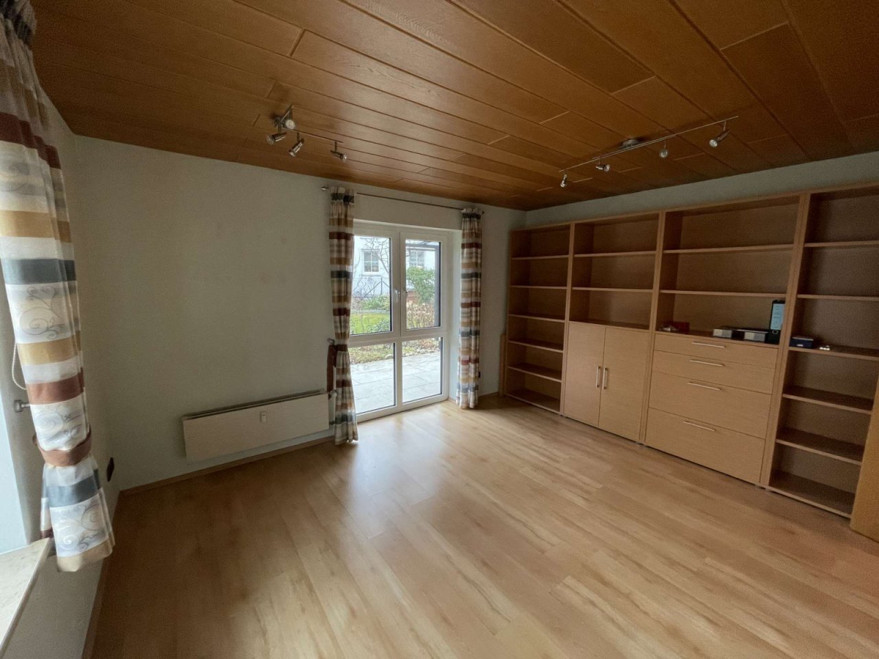 E13 Kinderzimmer groß / Arbeitszimmer